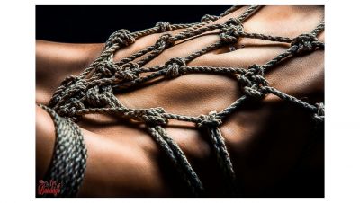 Closeup of a nude girl in a rope harness. Obra del fotógrafo Rod Meier
