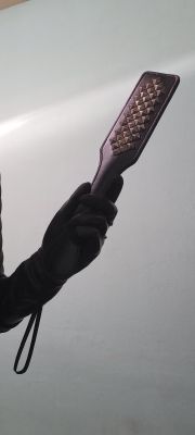 una sesión de spanking con mi paleta negra de cuero y mis guantes largos de latex ¿Jugamos?