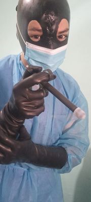 seré generoso y aplicaré un poco de lubricante antes de introducir mi mano por completo y hacerte un fisting