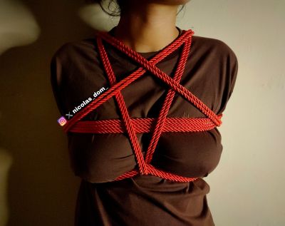 Arnés sencillo &quot;pentagrama&quot; pero bastante estéticos, pueden verlo completo en mi Instagram ????
...
https://www.instagram.com/...gsh=YngwNXI1cXloanB0
...
Agradecimientos a mi modelo de shibari, una gran amiga ❤️