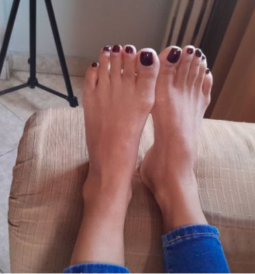 Mis pies, un recordatorio constante de la belleza que exijo y la autoridad que poseo. Observa la delicadeza de mis uñas, perfectamente cuidadas, listas para ser adoradas con la misma devoción que merezco. Son el umbral de mi poder, un simple vistazo a la perfección que ofrezco. ¿Estás preparado para arrodillarte y besar el suelo que piso, mi dulce sumiso?