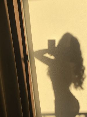 conmigo el deseo toma nombre de mujer, obediencia que arde en silencio, lujo que no se comparte, mi limite son tus pasiones mas perversas, tu premio es mi total sumisión...❤️