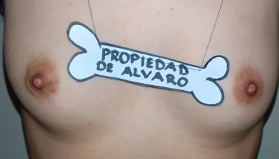 miren a la perrita como se humilla, se ha ganado poner mi nombre en su pecho. buena perra