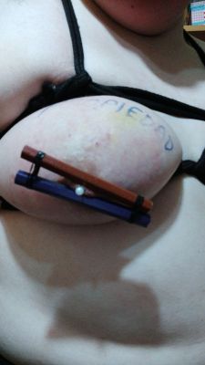 colocango agujas en el centro del pezon