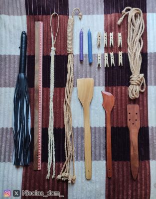 Aquí algunos juguetes que no estaban destinados al BDSM pero se adaptan para su uso y un par de flogger que yo mismo me hice (uno de cuerina y uno de cuerdas ????) las cosas de madera por lo general las lijo y las barnizo, las cuerdas se acondicionan y las velas deben ser de soja para no dañar la piel