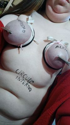 orgulloso de tener a una sumisa muy obediente