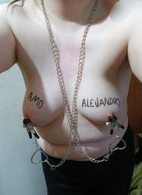 MI sumisa Isa dmostrando sus cadenas